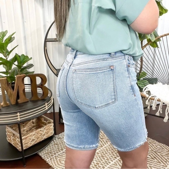 NWT Judy Blue Distressed Bermuda Shorts size small - Picture 2 of 2